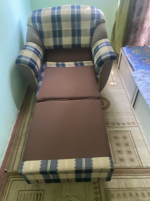 Раскладное кресло,с мощным каркасом,есть небольшое отделение для вещей
