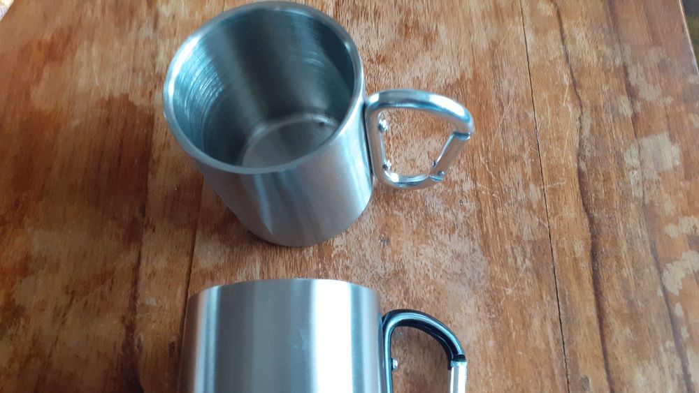 метално канче за напитки с карабинер подходящо за къмпинг