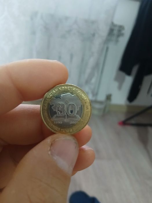 Колекционые монеты номиналом 100/200 тенге