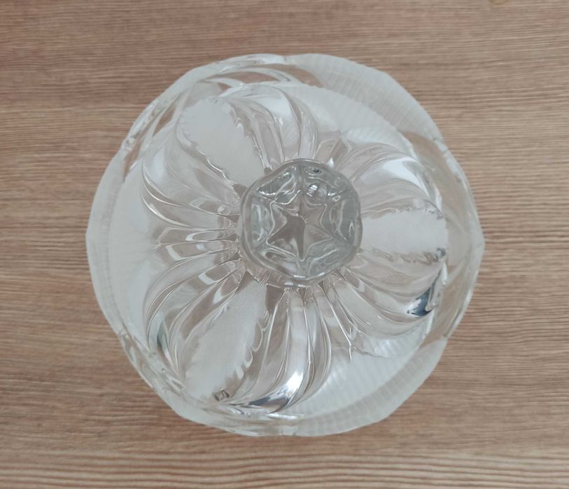 Кристална бонбониера с капак