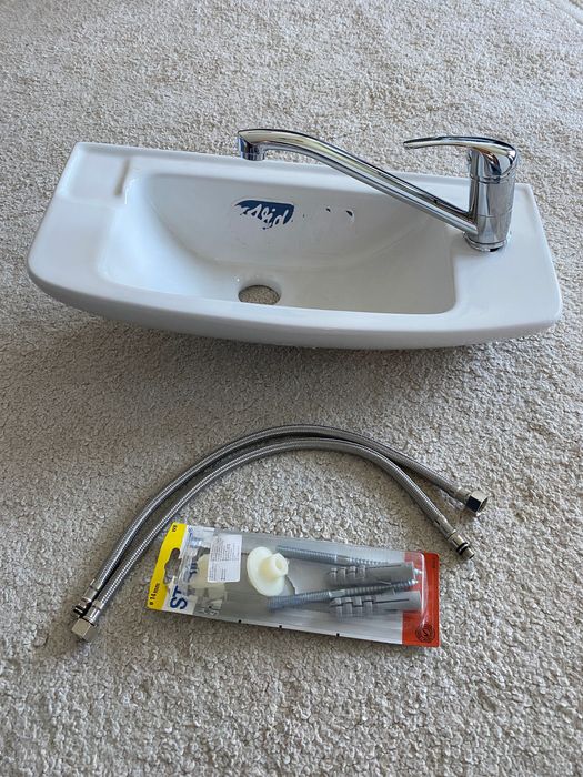 Нови малка мивка за тоалетна vidima и смесител