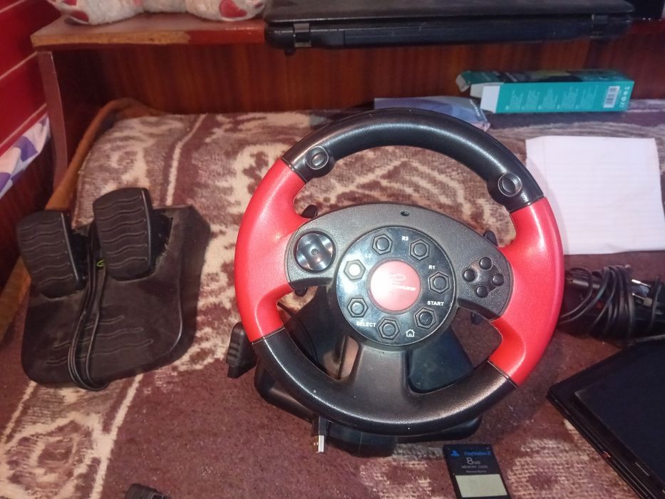 Vând ps 2 cu un joc si un volan cu pedale cu tot cu cabluri