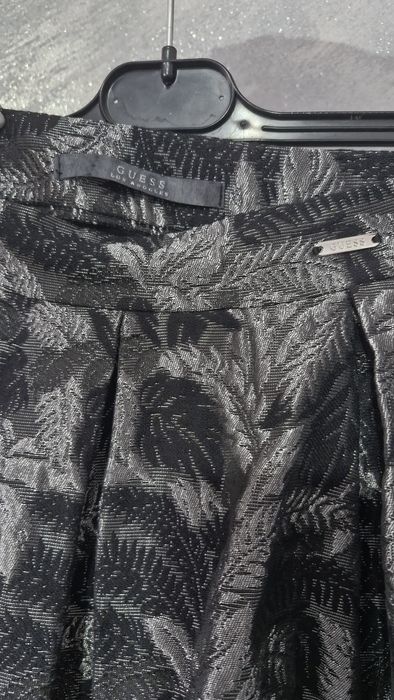 Vând fusta Guess