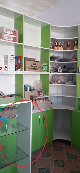 Srochna Apteka va magazinga muljallangan vitrina   sotiladi