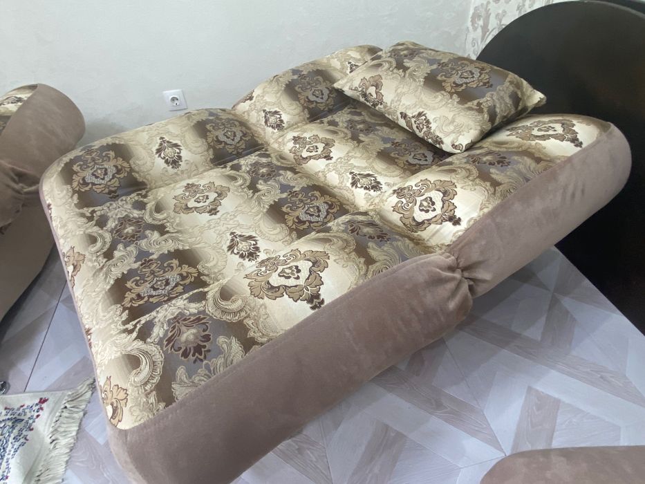 Диван б/у с двумя креслами