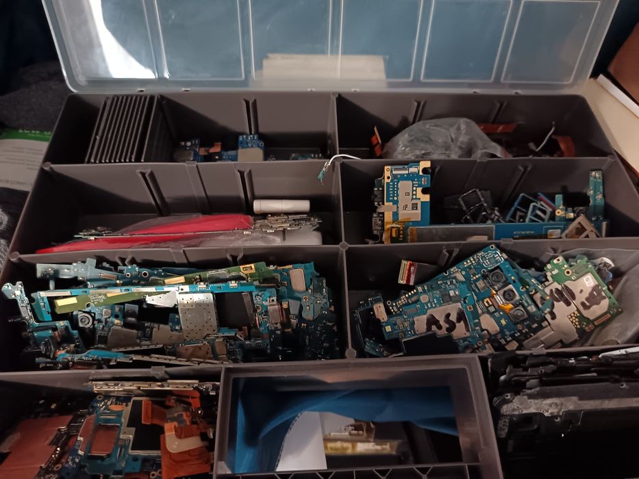 Lot display uri noi si piese de gsm functionabile