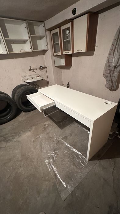 Бяло бюро от ИКЕА