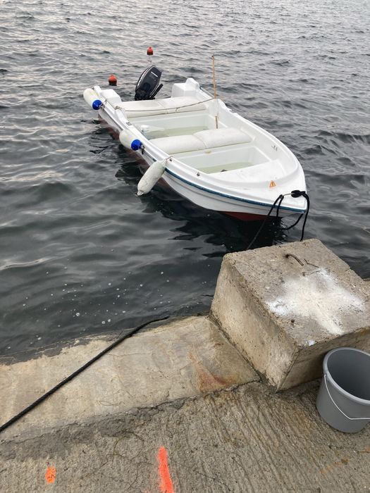 Продавам Лодка с двигател и колесар