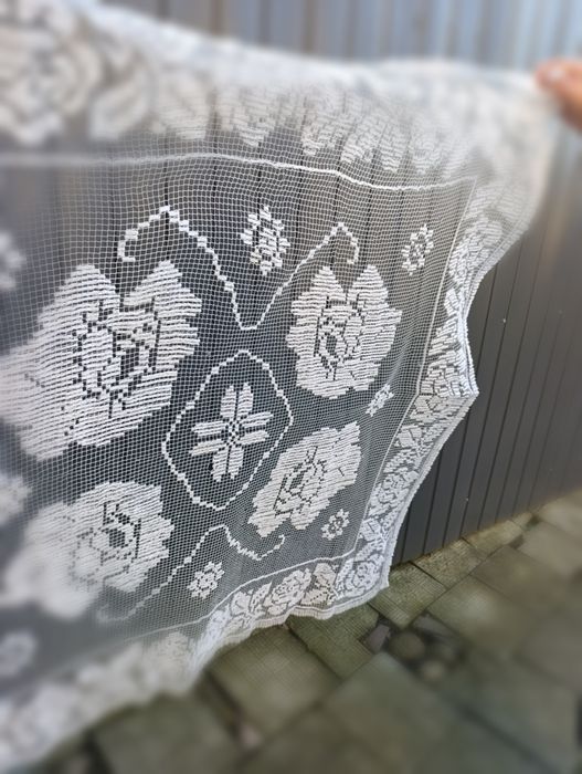 Vând față de masă vintage lucrată manual din fileuri