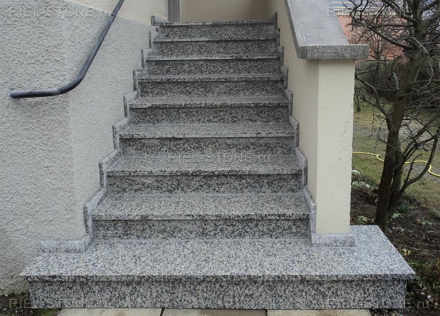 Ступени, лестница из серого гранита.