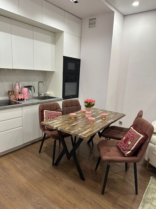 Качественный стол и удобные стуль 4 шт