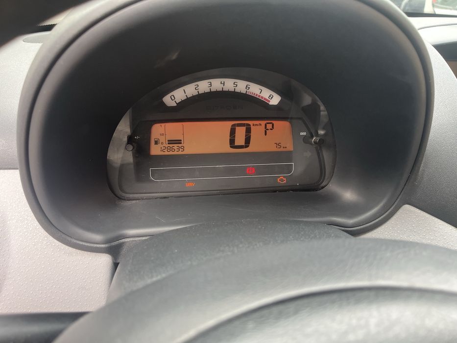 Masina este 1.6 benzina este automata ful