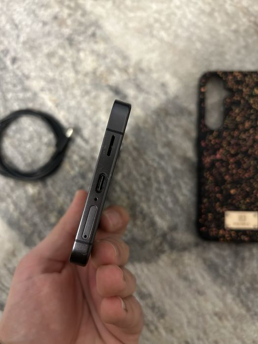 (Galaxy S24+) с кълъф и кабел, чисто нов!