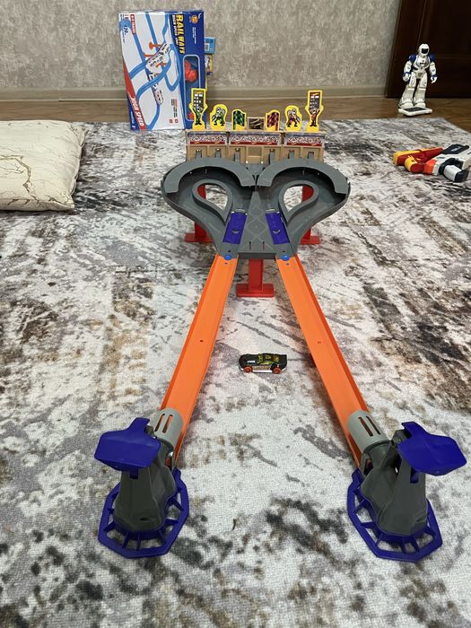 Трасса Hotwheels, трасса с поездом