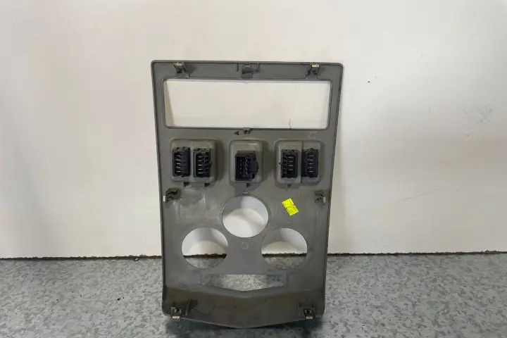 Consola centrala Dacia Logan 2005 1.4 MT (75 hp)