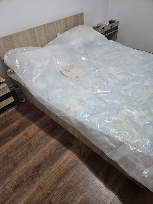 Mobila dormitor formata din pat, dulap, 2 noptiere si comoda tv