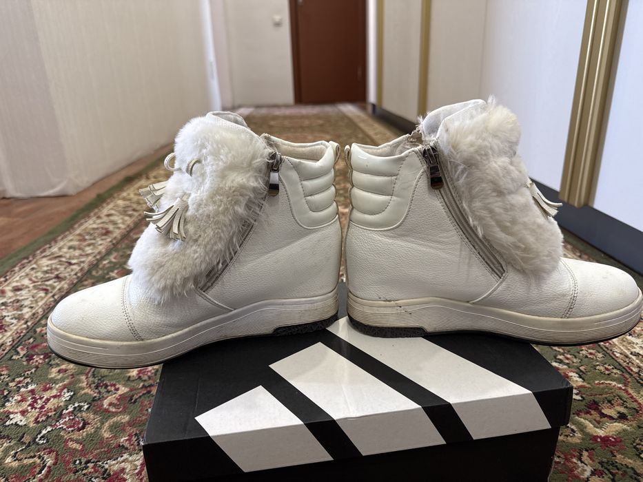 Продам белые сапошки скала каблук