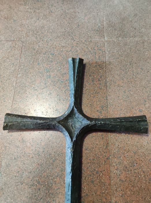 Уникален кръст от бронз
