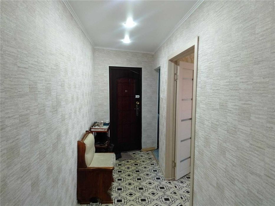 Продам 3 к квартиру на 8 мкр