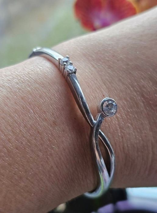 Красива сребърна гривна с циркони