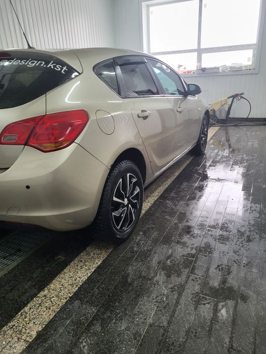 Опель Астра 2012 г.в 16 автомат