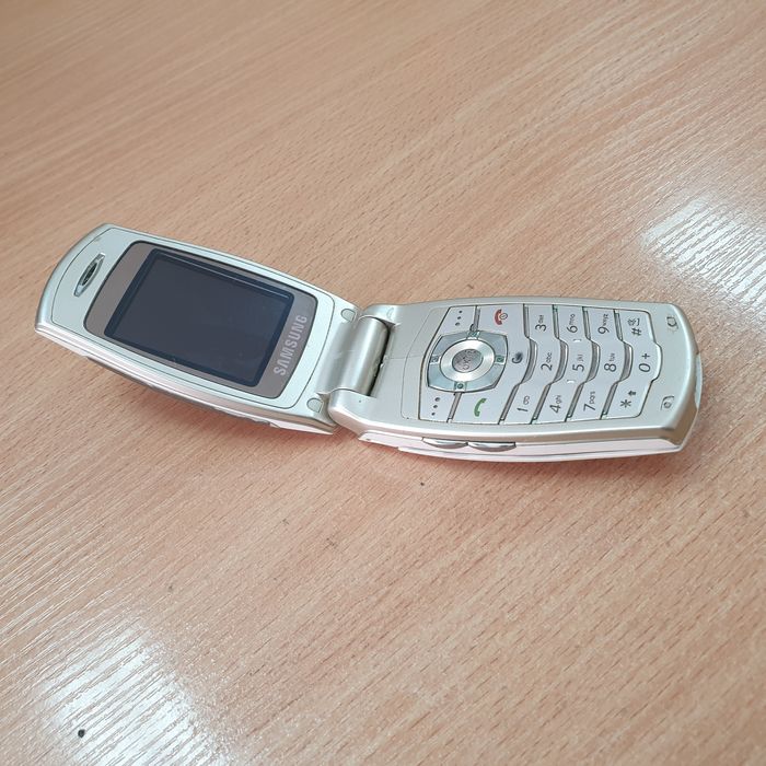 Самсунг кнопочный Е-500 ретро