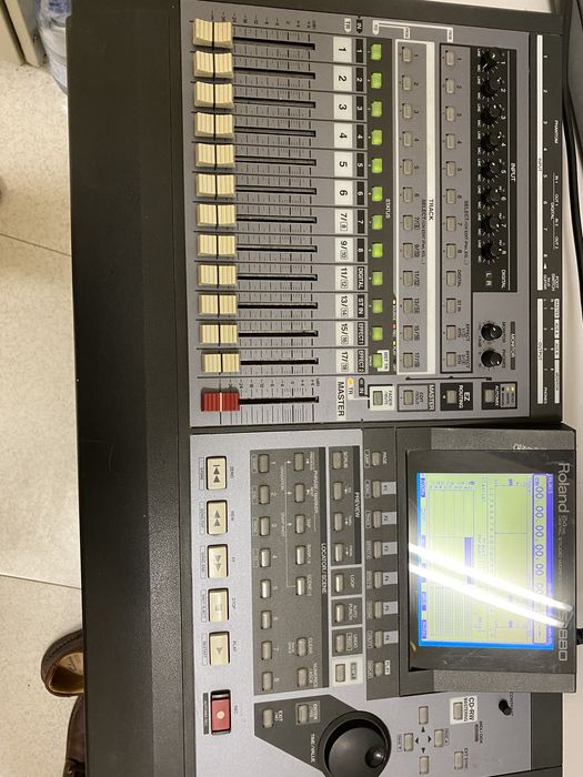 Roland VS-1880 mixer