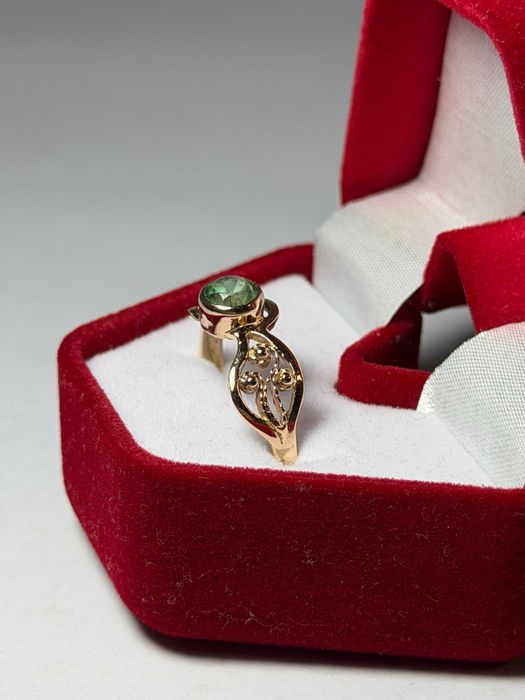 Inel damă din aur 14K cu piatră verde, mărimea 61/62, 3 g