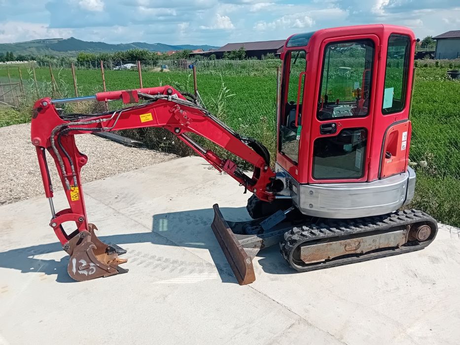 Miniexcavator Bobcat E25 EM 2.6 tone an 2013