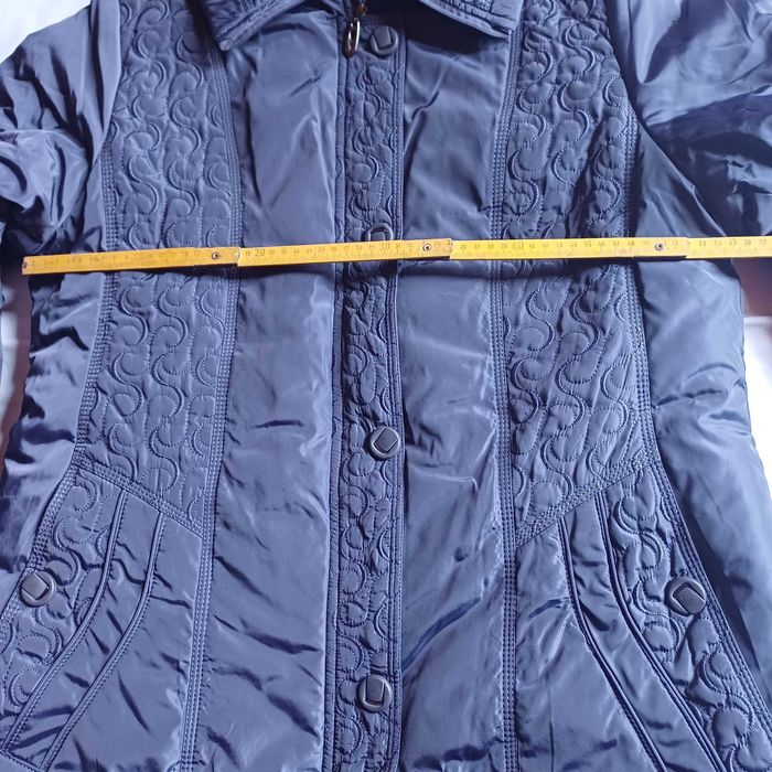 Зимно дамско яке тъмно лилав цвят с подвижна гугла.