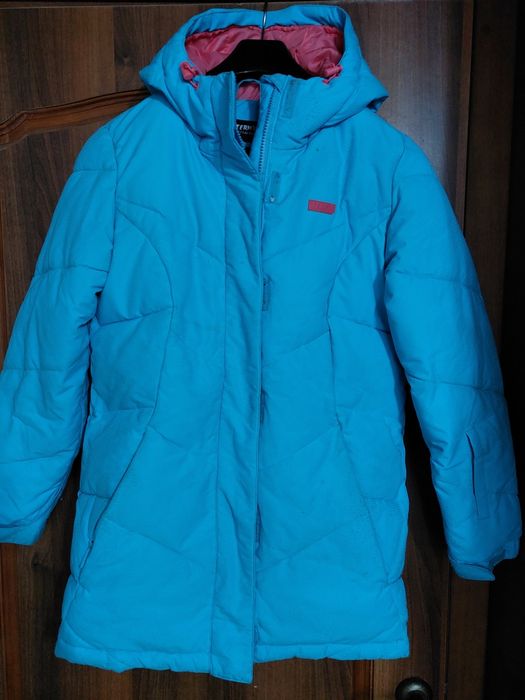 Продам зимнюю куртку для девочки