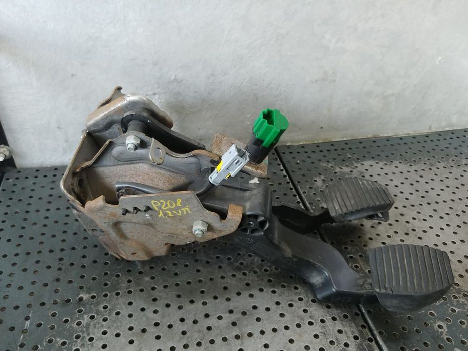 ansamblu pedalier  1.2 vti 8f02 peugeot 208 2015  9682171580