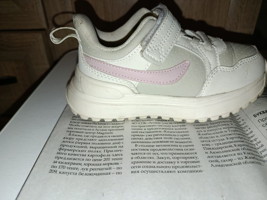 Кроссовки  на 6-7 лет