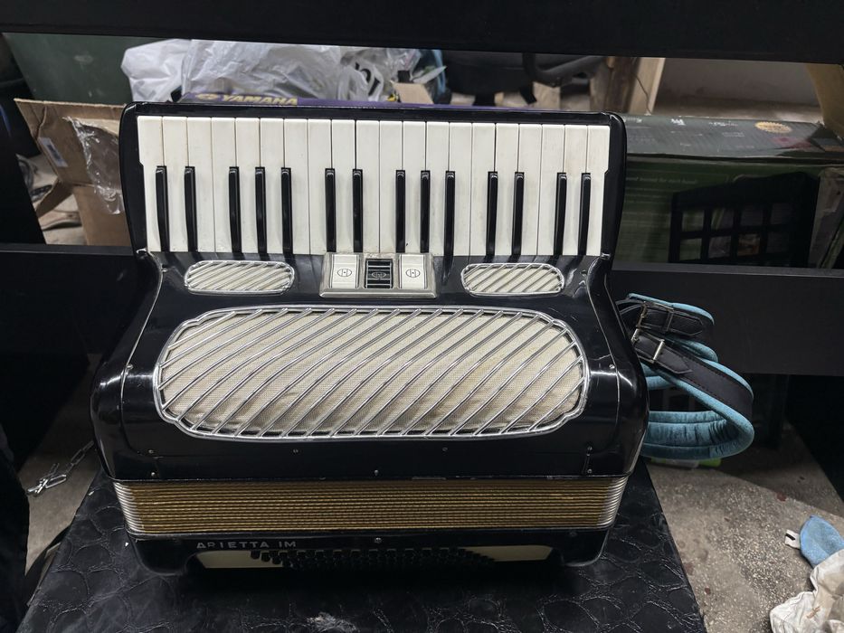 Acordeon Hohner Arietta cu 72 de basi