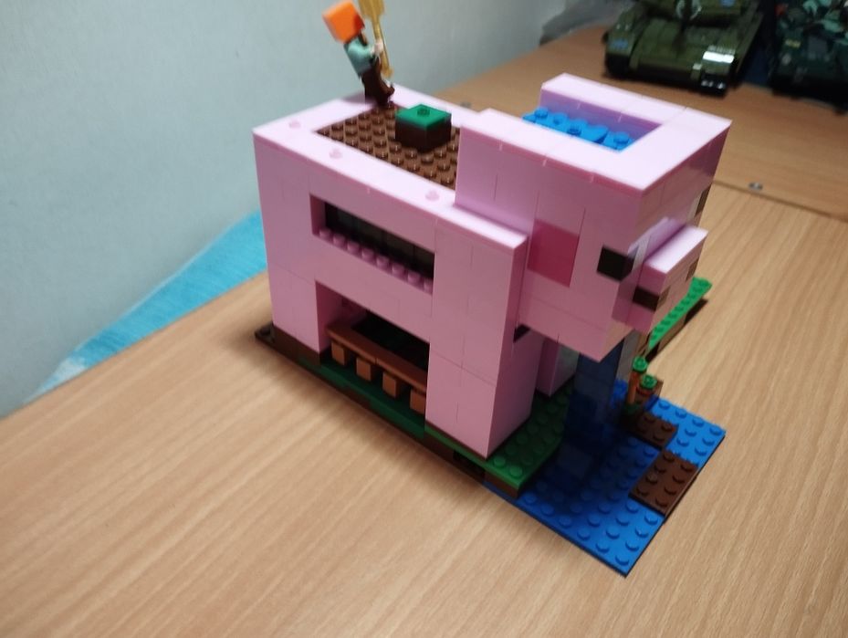Конструктор LEGO Minecraft Дом-свинья 21170