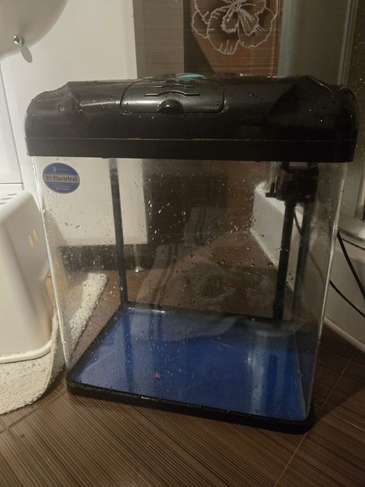 Аквариум с помпа и лампа