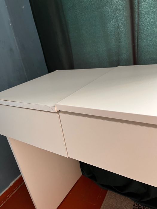 Столик туалетный