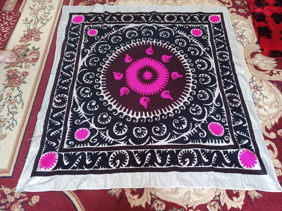 Су́зани чок кулда тикилган