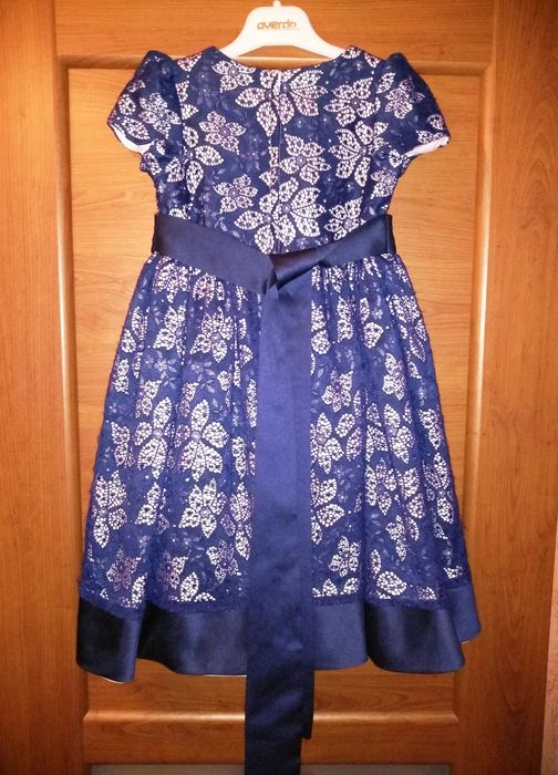 Продам платье. На 4-7 лет.