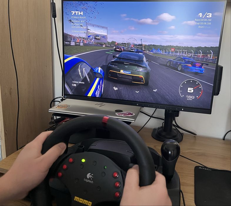 Volan si pedale PC Logitech Momo Racing Force