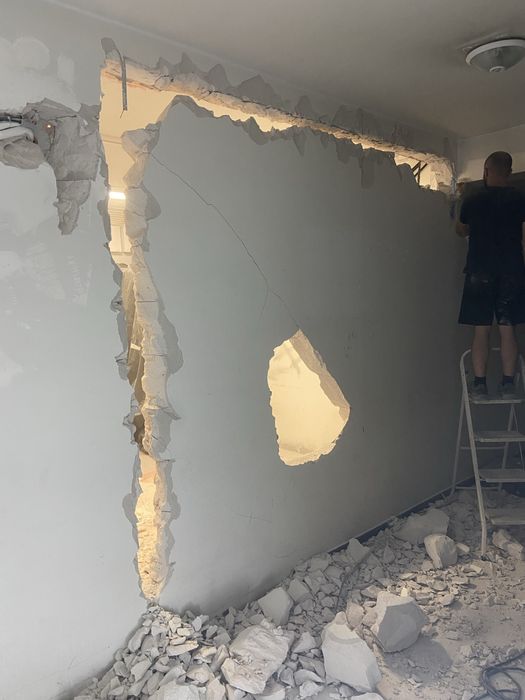 Къртене и извозване на строителни отпадъци. Кърти чисти извозва.