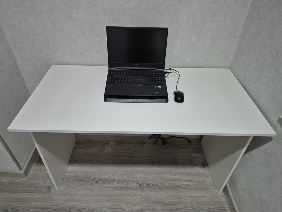 Компьютерный стол.