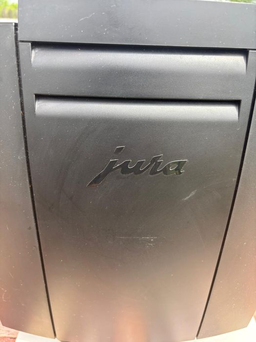 Vand aparat de Cafea Jura E8 in stare excelenta