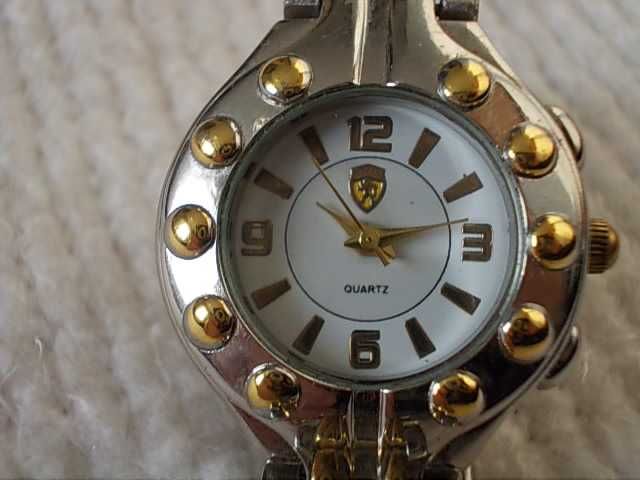 Красив дамски часовник Peugeot