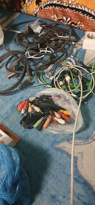 Încărcătoare vechi de telefoane și diverse