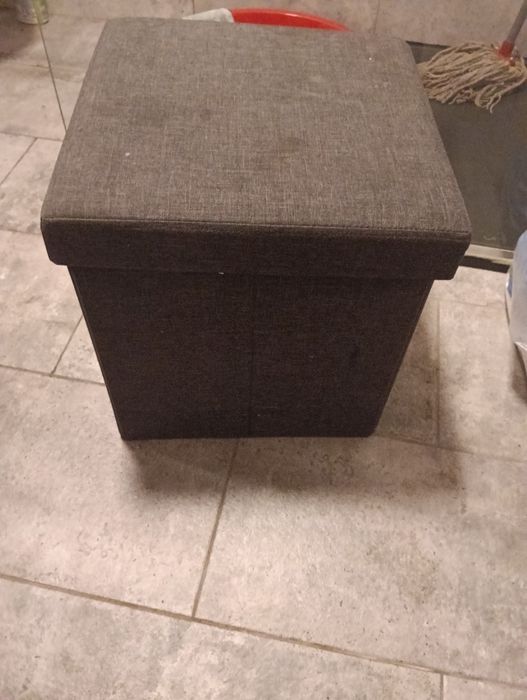Taburet cub pliabil cu spatiu pentru depozitare in stare bună.
