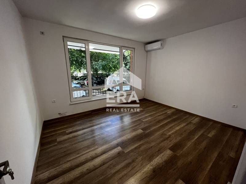 Завършен до ключ офис под наем, с три отделни стаи, кухненски бокс и т