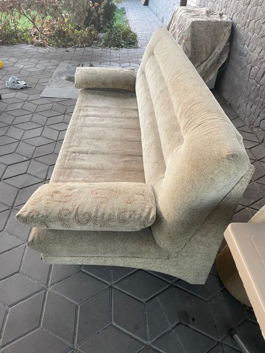 Диван и кресло.