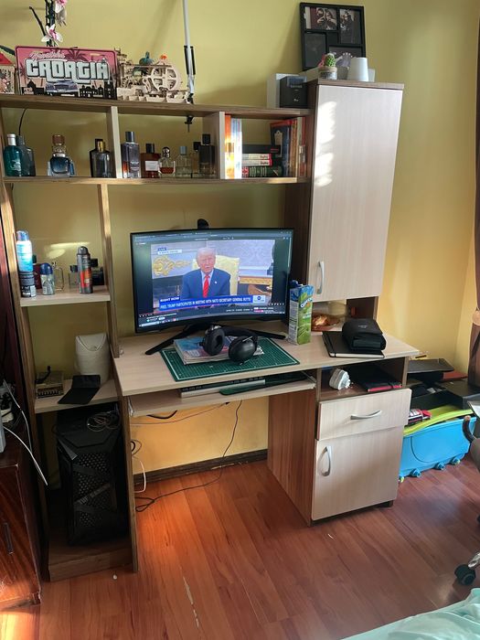 Детско бюро с шкафове и чекмеджета,място за книги и компютър