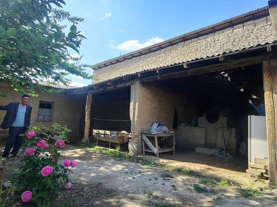 Yer sotiladi. Chortut. Koʻchani usti.